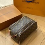 Louis Vuitton Dopp Kit Toilet Pouch Monogram Brown 27Cm - Image 4
