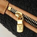 Louis Vuitton Hills Pochette Shearling Black 18cm M11920 - Image 6