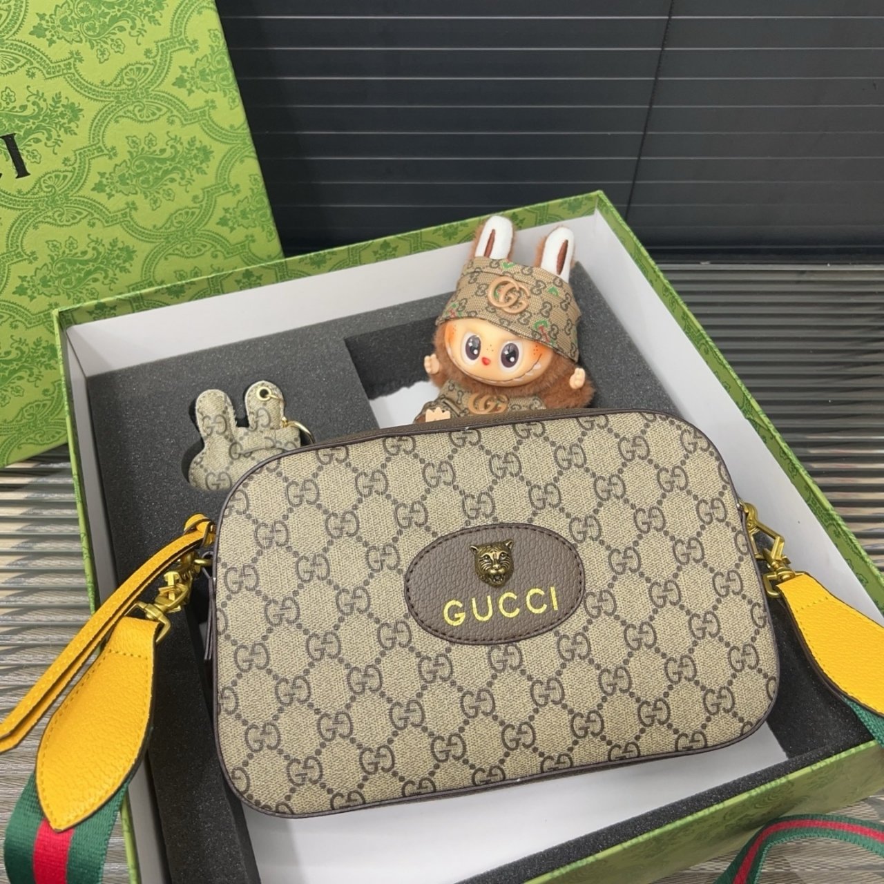 398-1-1.jpg Gift set: Gucci Neo Vintage GG Supreme Messenger Bag Beige 24Cm 476466 K9GVT 8856 - Image 1
