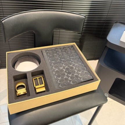 Gift set: Coach Charter Pouch With Signature Black 30Cm CBG27/OY2