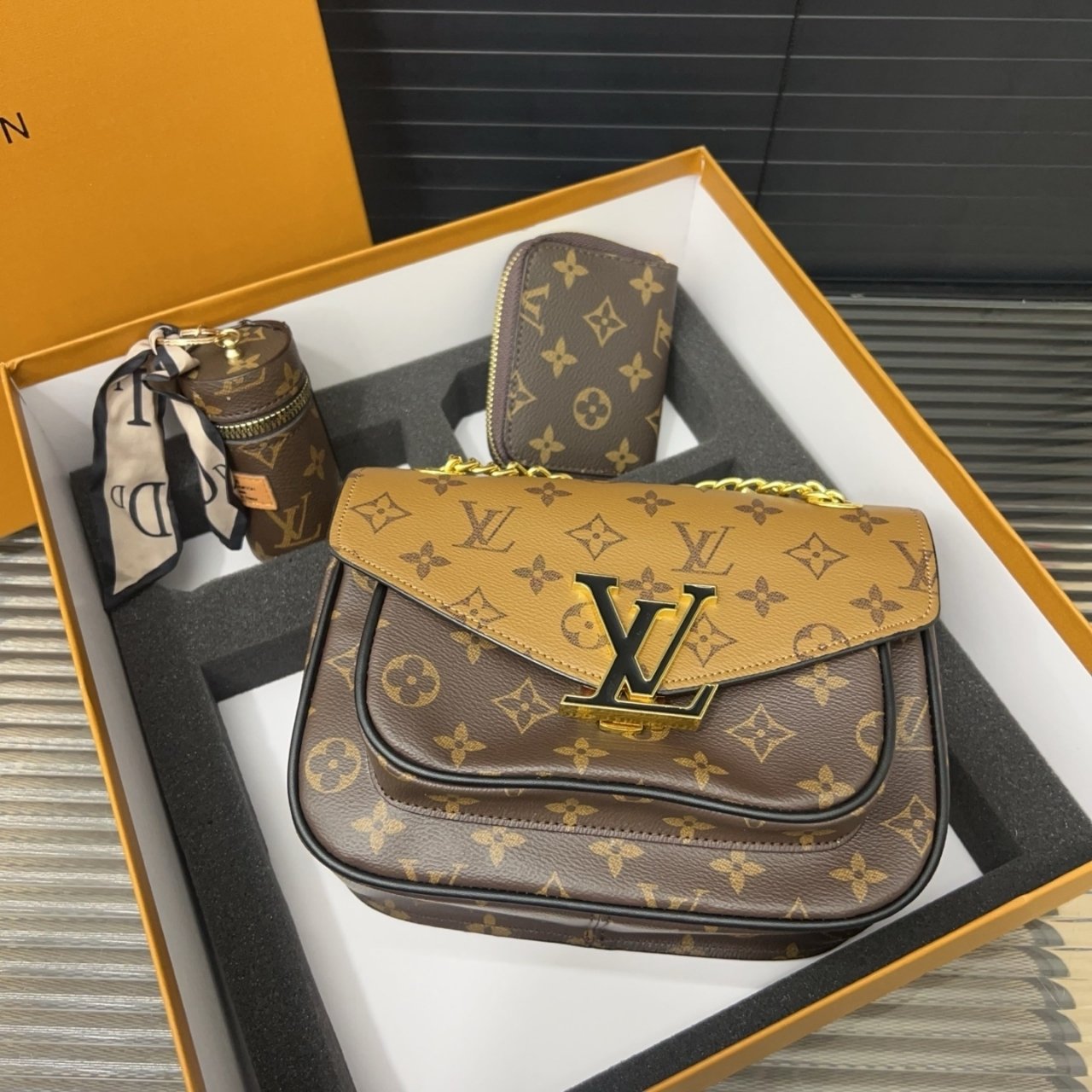 427-2.jpg Gift set: Louis Vuitton Passy Monogram Canvas 23Cm M45592 - Image 1