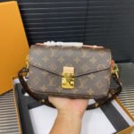 Gift set: Louis Vuitton Pochette Métis East West Brown 22Cm M46279 - Image 4