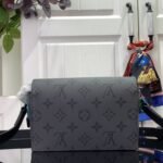 Super Vip 1:1 – Louis Vuitton Steamer Wearable Wallet Monogram Eclipse Reverse Turquoise 18Cm M11496 - Image 4