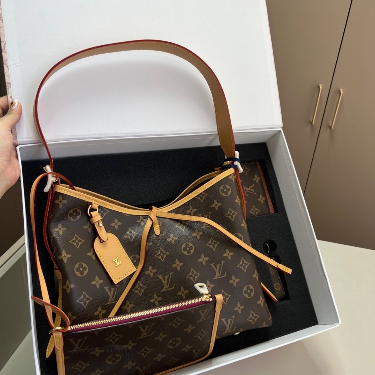 472-3.jpg Gift set: Louis Vuitton CarryAll PM Bag Monogram Canvas 29Cm M46203 - Image 1