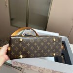 Gift set: Louis Vuitton CarryAll PM Bag Monogram Canvas 29Cm M46203 - Image 5