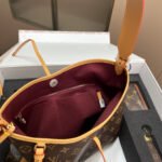 Gift set: Louis Vuitton CarryAll PM Bag Monogram Canvas 29Cm M46203 - Image 6