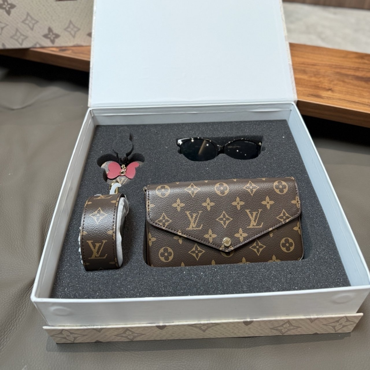 486-3-1.jpg Gift set: Louis Vuitton Félicie Pochette Bag Monogram Brown 22Cm M81896 - Image 1