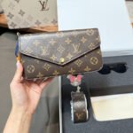 Gift set: Louis Vuitton Félicie Pochette Bag Monogram Brown 22Cm M81896 - Image 2