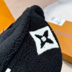 Louis Vuitton Bumbag Monogram Teddy Fleece Black 30cm - Image 6